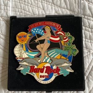 HARD ROCK PIN COLLECTORS! COOL HARD ROCK HOTEL PIN! RETRO 90’s